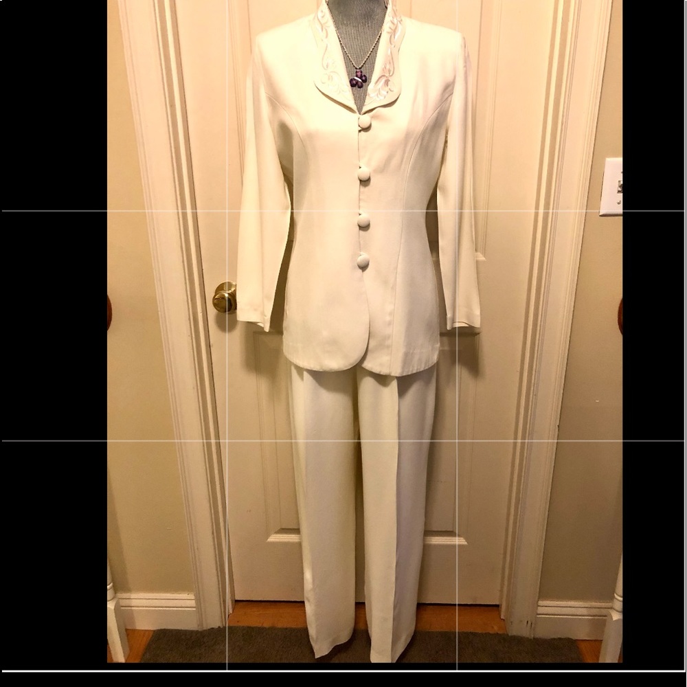 Lois Snyder Dani Max 1990s cream suit with embroidered collar, shoulder pads 10P
